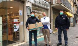 Macerata, la solidarietà della farmacia "Cairoli": 150 flaconi di gel igienizzante donati alla Polizia
