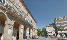 Civitanova, lunghe code sotto il Comune per richiedere i buoni spesa. Istituito un fondo di solidarietà
