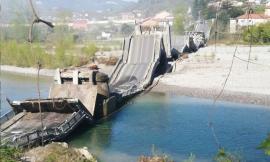 Crolla un ponte, sfiorata la tragedia: coinvolti due furgoni (FOTO e VIDEO)