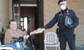Recanati, i Carabinieri consegnano la pensione a domicilio ad una signora del posto: primo caso nella provincia