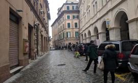 Macerata, l'impresa dei maceratesi per arrivare alle Poste: il semaforo del Sindaco rimane rosso (FOTO)