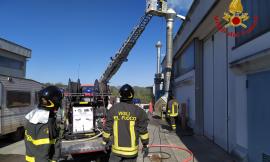 Macerata, capannone in fiamme a Sforzacosta: intervengono i Vigili del Fuoco, nessuna persona coinvolta
