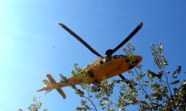 Montefano, precipita dal balcone facendo un volo di oltre 6 metri: uomo in gravi condizioni a Torrette