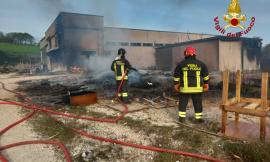 Montecosaro, incendio in una fabbrica dismessa: alta colonna di fumo nero (FOTO)
