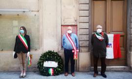 Tolentino, celebrato il 25 Aprile: apposta una corona di alloro sotto il graffito per i Martiri di Montalto