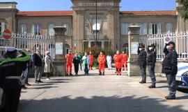 Recanati, Comune e Forze dell'ordine rendono omaggio a medici e operatori delle strutture sanitarie (FOTO)