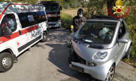 Macerata, perde il controllo dell'auto e si schianta contro un albero: donna all'Ospedale (FOTO)