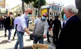 Porto Recanati, l'appello dei commercianti al Sindaco: consegnate simbolicamente le chiavi dei negozi (FOTO e VIDEO)