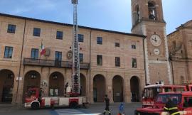 Caldarola, pezzi di tegole volano dai tetti. Il Sindaco: "I Vigili del Fuoco non ci hanno lasciati soli" (FOTO)