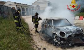 Civitanova, auto divorata dalle fiamme in via Del Pincio (FOTO)