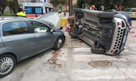Tolentino, carambola tra due auto in Viale Benaducci: paura per due persone (FOTO)