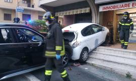 Macerata, rocambolesco incidente in via Spalato: accusa un malore alla guida e finisce contro auto (FOTO e VIDEO)
