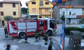 Civitanova, paura al rifornimento IP in via Alighieri: cestino dell'immondizia prende fuoco (FOTO)