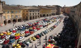 San Severino, salta il raduno delle 500: delegazione Amatori in piazza per consegnare mascherine