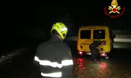 Macerata, furgone impantanato lungo l'argine del fiume Chienti: intervengono i vigili del fuoco