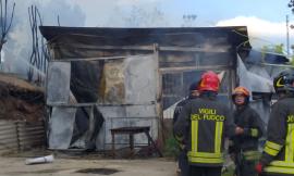 Macerata, incendio in un capanno adibito ad officina a Piediripa: sul posto Vigili del Fuoco e Polizia (FOTO)