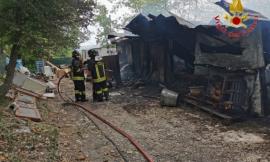 Cingoli, incendio in località Villa Strada: le fiamme distruggono un capanno