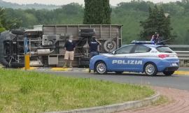 Macerata, incidente alla rotonda: furgone si ribalta (FOTO)