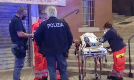 Macerata, discesa kamikaze di un 30enne con la bici lungo Piaggia della Torre: perde l'equilibrio e si schianta a terra (VIDEO e FOTO)