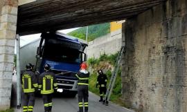 San Severino, autoarticolato resta incastrato nel sottopasso ferroviario: intervengono i Vigili del Fuoco