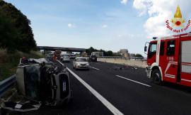 Civitanova, tremendo schianto tra tre auto lungo l'A14: miracolosamente illesi gli occupanti