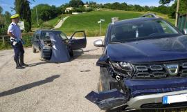 Macerata, scontro all'incrocio tra due auto: donna al pronto soccorso (FOTO)