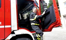 Macerata, Laerte Tombesi torna a vestire la divisa da Vigile del Fuoco dopo aver sconfitto il Covid-19 (VIDEO e FOTO)