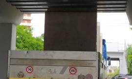 Porto Recanati, camion resta incastrato sotto il ponte della Statale (FOTO)