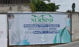 Un manifesto per ringraziare gli infermieri impegnati nella lotta al coronavirus
