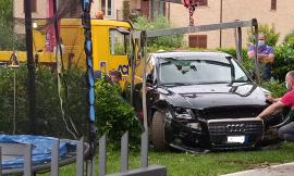 Rocambolesco incidente a Sforzacosta: auto sfonda la recinzione e finisce nel cortile di un'abitazione (FOTO)