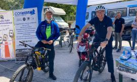 Ceriscioli in sella alla bici per il via dell'iniziativa "Sibillini bus&bike 2020" (FOTO)