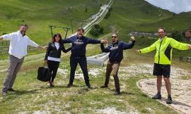 Apre il bike park, a Sarnano c'è Vittorio Brumotti: il sindaco Piergentili fa il cicerone (FOTO)