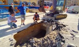 San Severino, voragine in piazza Del Popolo durante i lavori di ricostruzione: area transennata (FOTO)