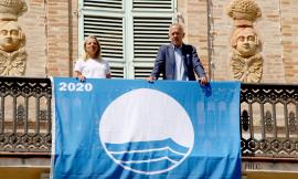Civitanova, diciassettesima Bandiera blu: esposta sul balcone di palazzo Sforza
