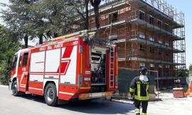 Potenza Picena, tetto di una palazzina in costruzione prende fuoco (FOTO)