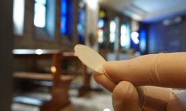 Coronavirus, i sacerdoti possono distribuire l'ostia senza guanti: niente mascherina per gli sposi