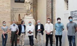 Macerata, inaugurato il cantiere di restauro delle tre statue romane nel cortile del Municipio