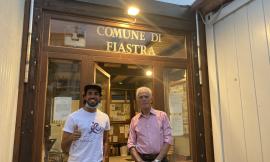 Fiastra accoglie Alessandro Mucci, il triatleta che pedala per la ricerca contro il cancro