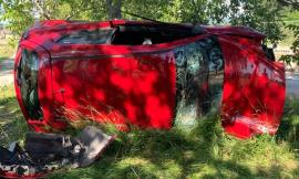 Treia, perde il controllo dell'auto e si schianta contro una pianta: ragazzo trasportato a Torrette in codice rosso (FOTO)