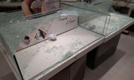 Macerata, banditi incappucciati assaltano nella notte la gioielleria del centro commerciale "Val di Chienti" (VIDEO e FOTO)