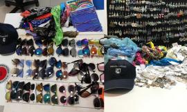 Potenza Picena, lotta all'abusivismo: sequestri in spiaggia, venditori in fuga