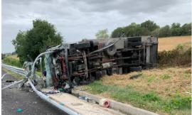 Autocarro si ribalta in A14: conducente trasportato a Torrette in gravi condizioni (FOTO)