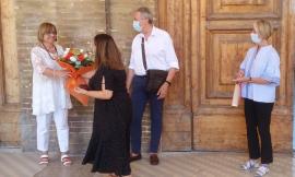 Recanati, la dirigente Angela Barbieri va in pensione dopo 17 anni: l'omaggio del Comune