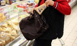 Macerata, ruba cibo e vestiti al supermercato: 33enne scoperta da un carabiniere in borghese
