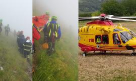 Scivola in un dirupo sotto Pizzo Tre Vescovi: donna recuperata in barella, trasferita a Torrette