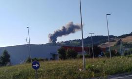 Tolentino, fiamme in un capanno: alta colonna di fumo nero