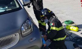 Civitanova, la portiera non si apre: due bimbi restano bloccati in auto nell'arco di 30 minuti