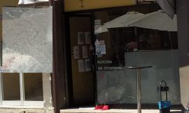 Macerata, agente della Polizia Locale perde il controllo della moto e sfonda la vetrina di un bar in Corso Cairoli