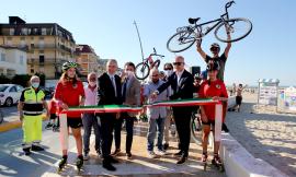 Civitanova, l'Adriatico in bici: taglio del nastro per il primo tratto della ciclovia