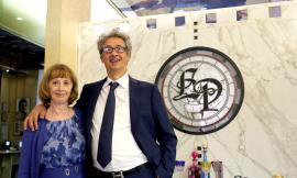 Macerata, lo storico gioielliere Fabio Pianesi festeggia 60 anni assieme a mamma Mirella (FOTO)